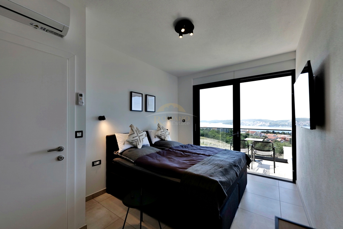 Villa esclusiva a Seget Gornji in un ambiente tranquillo e silenzioso con una splendida vista panoramica